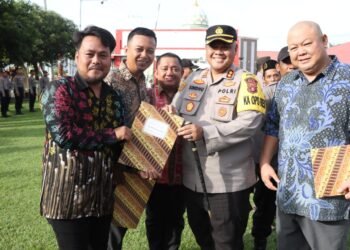 Kapolres Berau Berikan Penghargaan kepada Bhabinkamtibmas dan Masyarakat Berprestasi