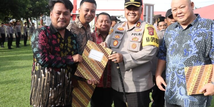 Kapolres Berau Berikan Penghargaan kepada Bhabinkamtibmas dan Masyarakat Berprestasi