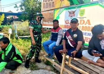 Perbanyak Mitra Karib, Babinsa Kelurahan Sambaliung Komunikasi Sosial Dengan Driver Ojek Online