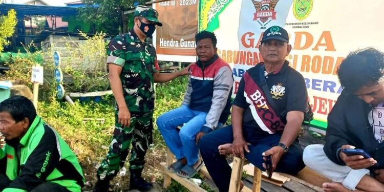 Perbanyak Mitra Karib, Babinsa Kelurahan Sambaliung Komunikasi Sosial Dengan Driver Ojek Online