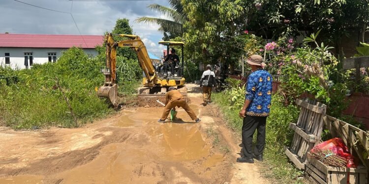 Respon Keluhan Warga, Dinas PUPR Berau Turun Langsung Perbaiki Jalan Gang Bijaksana Kelurahan Karang Ambun