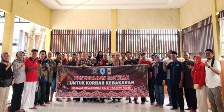 Peduli Sesama, DPD Ika Pakarti Berau Serahkan Bantuan Dana Kepada 24 KK Korban Kebakaran di Jalan Mulawarman