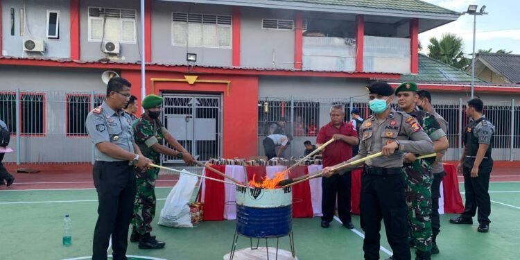 BERSAMA POLRES BERAU DAN KODIM 0902/BRU, RUTAN TANJUNG REDEB MUSNAHKAN SELURUH BARANG SITAAN