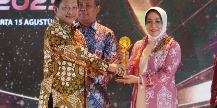 Kali Kedua Bupati Sri Juniarsih Mas Raih Upakarya Wanua Nugraha dan Sukses Antarkan Kampung Labanan Makarti Juara Nasional