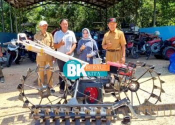 Tingkatkan Sektor Pertanian, Elita Herlina Salurkan 3 Unit Alsintan di Kampung Semurut dan Sukan Tengah