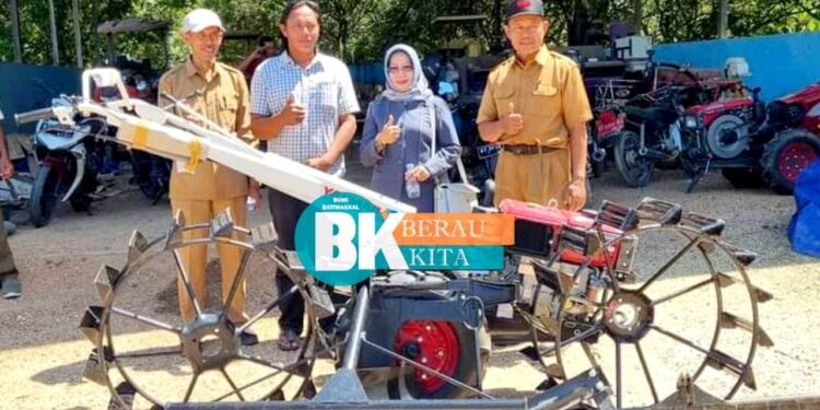 Tingkatkan Sektor Pertanian, Elita Herlina Salurkan 3 Unit Alsintan di Kampung Semurut dan Sukan Tengah
