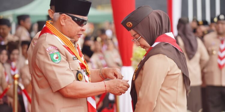 Gubernur Kaltim Sematkan Lencana Dharma Bhakti Pramuka Kepada Bupati, Wakil Bupati dan Ketua Kwarcab Pramuka Berau