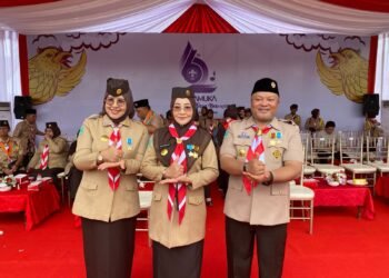 Gubernur Kaltim Sematkan Lencana Dharma Bhakti Pramuka Kepada Bupati, Wakil Bupati dan Ketua Kwarcab Pramuka Berau