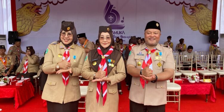 Gubernur Kaltim Sematkan Lencana Dharma Bhakti Pramuka Kepada Bupati, Wakil Bupati dan Ketua Kwarcab Pramuka Berau