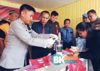 Di Hadapan Para Saksi dan Tersangka, Polres Berau Musnahkan Barang Bukti 96,02 Gram Narkotika Jenis Sabu