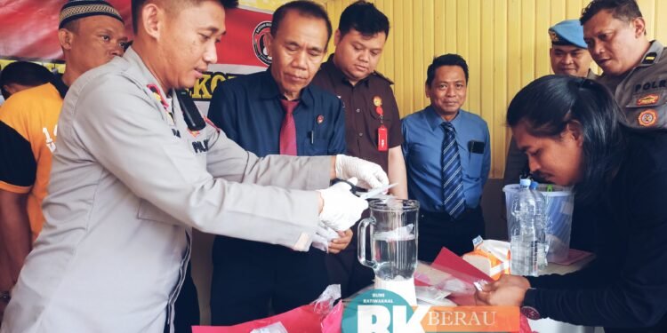 Di Hadapan Para Saksi dan Tersangka, Polres Berau Musnahkan Barang Bukti 96,02 Gram Narkotika Jenis Sabu