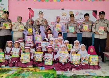 Polsek Teluk Bayur dan Polres Berau Menyalurkan Buku Bacaan di Taman Kanak-kanak Anissa II