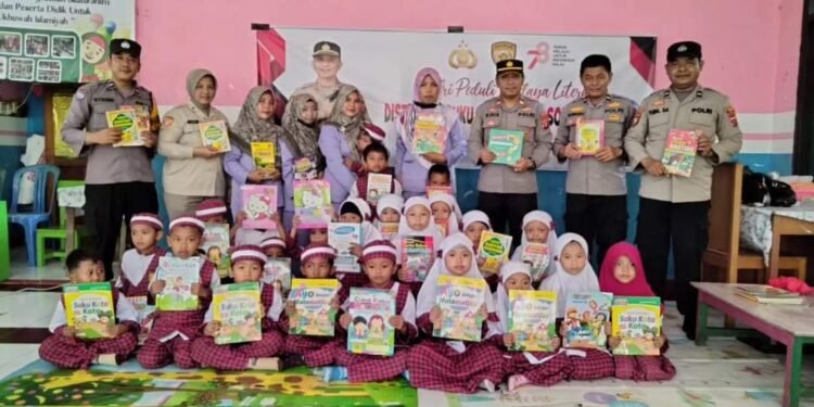 Polsek Teluk Bayur dan Polres Berau Menyalurkan Buku Bacaan di Taman Kanak-kanak Anissa II
