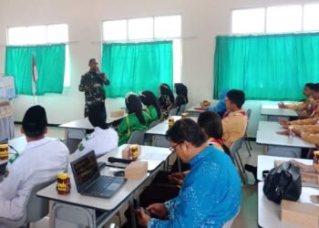 Babinsa Gurimbang Berikan Materi Wasbang Kepada Siswa SMPN 03 Sambaliung, Begini Pesannya!!!