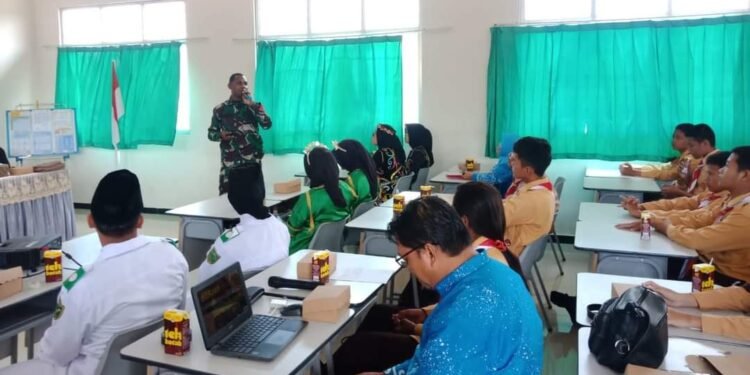 Babinsa Gurimbang Berikan Materi Wasbang Kepada Siswa SMPN 03 Sambaliung, Begini Pesannya!!!