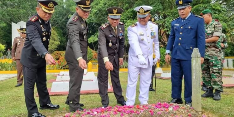 Peringati HUT TNI ke-78, Kodim 0902/BRU Gelar Ziarah Nasional di Taman Makam Pahlawan Wijaya Kusuma