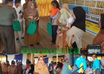 Pemkab Berau Bagikan 2 Ton Ikan Untuk 800 KK Masyarakat Tumbit Dayak