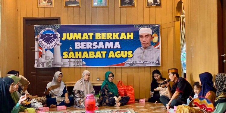 Jumat Berkah, H.Agus Uriansyah Bagikan 100 paket Sembako Kepada Warga Maluang