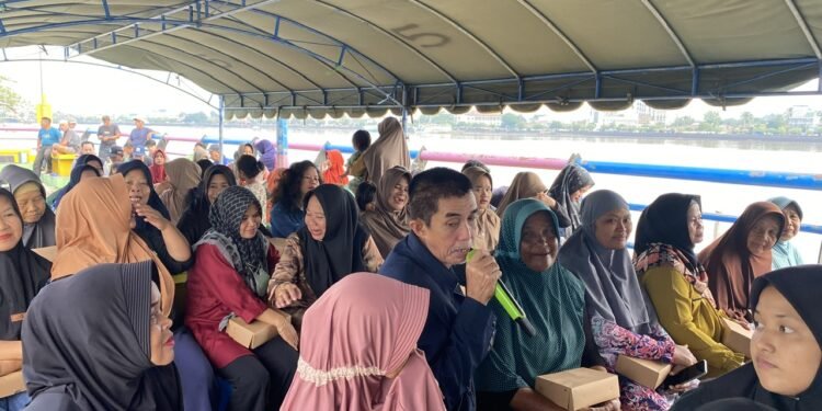 Gelar Jumat Berkah, H. Agus Uriansyah Jalin Silaturahmi Dengan Warga RT 05 Gunung Tabur
