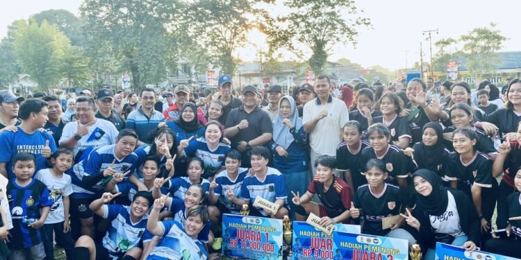 Wakil Bupati Berau Tutup Turnamen Sepakbola Putri Open Sumpah Pemuda 2023 Sahabat Agus, Yang Memperebutkan Total Hadiah Rp 35 Juta, Berikut Juara-Juaranya!!!