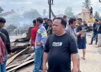 Peduli Masyarakat, Ketua DPRD Berau Kunjungi dan Berikan Bantuan Langsung Kepada Warga Korban Kebakaran di Pegat Bukur