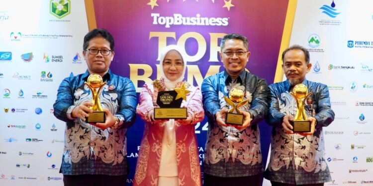 Bupati Sri Juniarsih Raih Anugerah Top Pembina BUMD 2024 Tiga Kali Bintang Lima, Perumda Batiwakkal Raih Golden Trophy