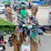 Berkah Ramadan, Kelurahan Karang Ambun Bersama Forum RT Bagikan Ratusan Takjil Gratis Kepada Warga dan Pengguna Jalan