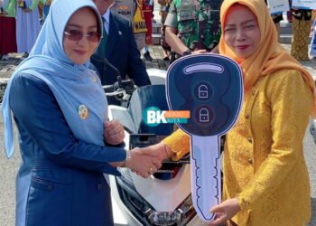Bupati Serahkan Bantuan 15 Unit Kendaraan Roda Dua Bagi 15 Kepsek di Bumi Batiwakkal