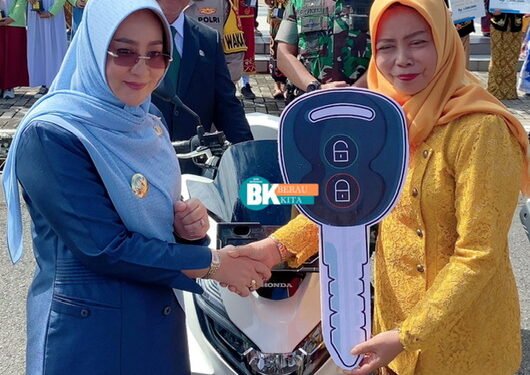 Bupati Serahkan Bantuan 15 Unit Kendaraan Roda Dua Bagi 15 Kepsek di Bumi Batiwakkal