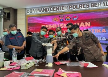 Beri Efek Jera, Polres Berau Musnahkan 48,34 Gram Sabu Dihadapan Para Tersangka
