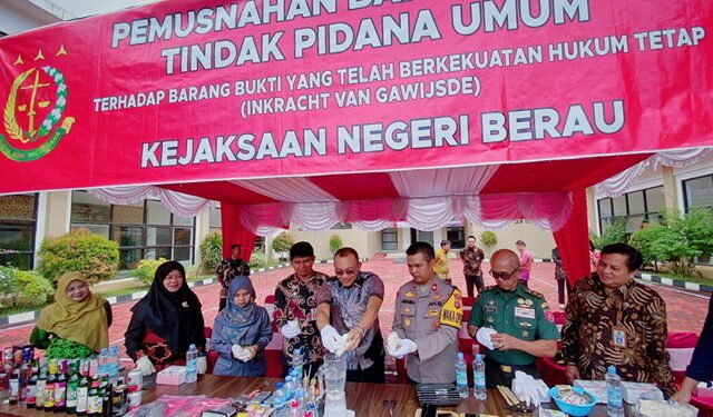 Kejari Berau Musnahkan Ribuan Barang Bukti Yang Telah Inkracht, Miras, Narkotika dan Obat-obatan Mendominasi