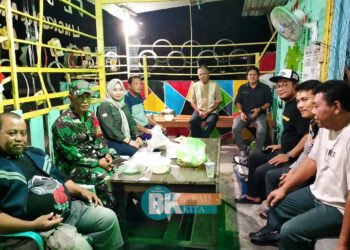 Wujudkan Pilkada Damai 2024, Tiga Pilar Kelurahan Karang Ambun Sambangi Poskamling RT