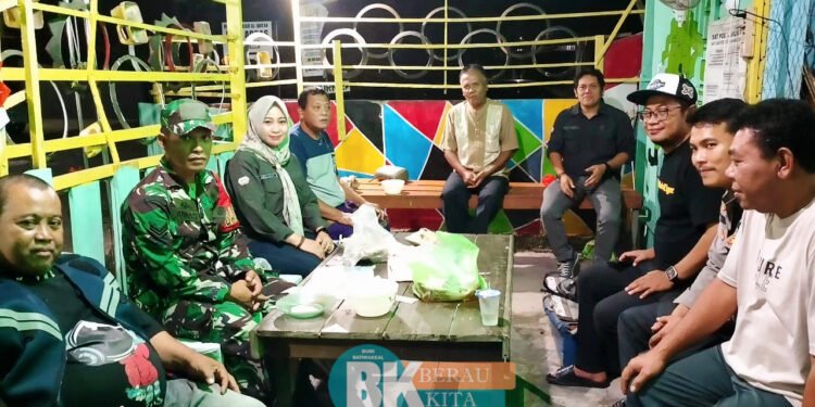 Wujudkan Pilkada Damai 2024, Tiga Pilar Kelurahan Karang Ambun Sambangi Poskamling RT