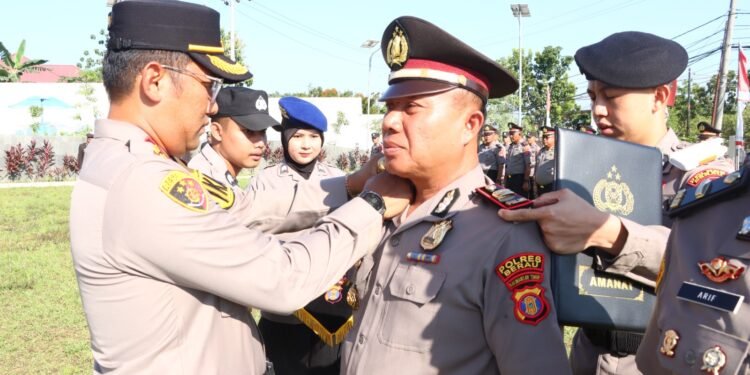 Pimpin Upacara Kenaikan Pangkat dan Wisuda Purna Bhakti, Ini Pesan Kapolres Berau