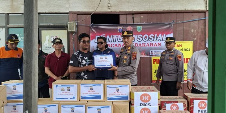 Peduli Masyarakat, Kapolsek Teluk Bayur Serahkan Bantuan Sosial kepada Korban Kebakaran di Kelurahan Rinding