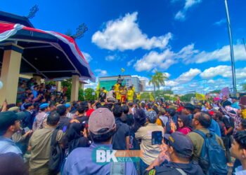 Tolak Kenaikan Tarif Air PDAM, Ratusan Masyarakat Gelar Aksi Unjuk Rasa di depan Gedung DPRD Berau, Begini Hasilnya!!!