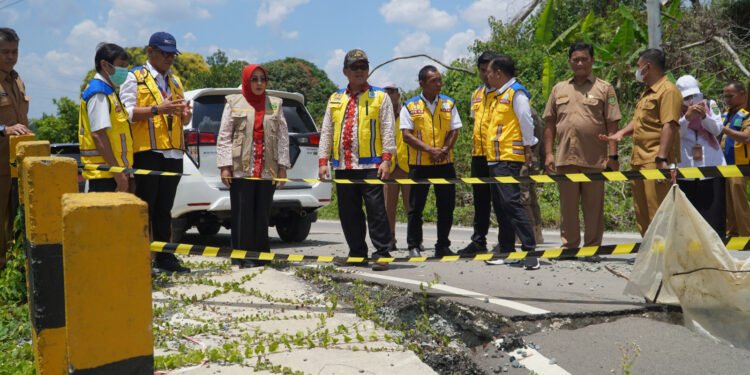 Bersama BP2JN Bupati Berau Tinjau Beberapa Titik Jalan Longsor Poros Berau-Bulungan, Harap 15 Titik Longsor Segera Diperbaiki di 2025