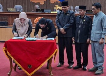 DPRD dan Pemkab Berau Lakukan Penandatangan MoU Propemperda Dalam Paripurna Tahun 2025