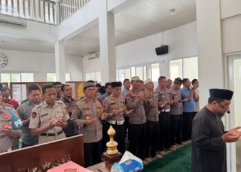 Wujud Solidaritas dan Penghormatan, Polres Berau Gelar Salat Gaib dan Kirim Doa Untuk Tiga Anggota Polri Gugur Saat Bertugas