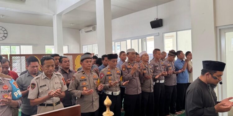 Wujud Solidaritas dan Penghormatan, Polres Berau Gelar Salat Gaib dan Kirim Doa Untuk Tiga Anggota Polri Gugur Saat Bertugas
